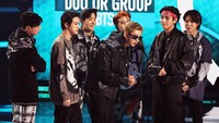 J-Hope dan RM bergiliran memberikan pidato kemenangan. Mereka tak habis-habisnya berterima kasih buat ARMY. (Foto: Getty Images for MRC/Kevin Winter)  