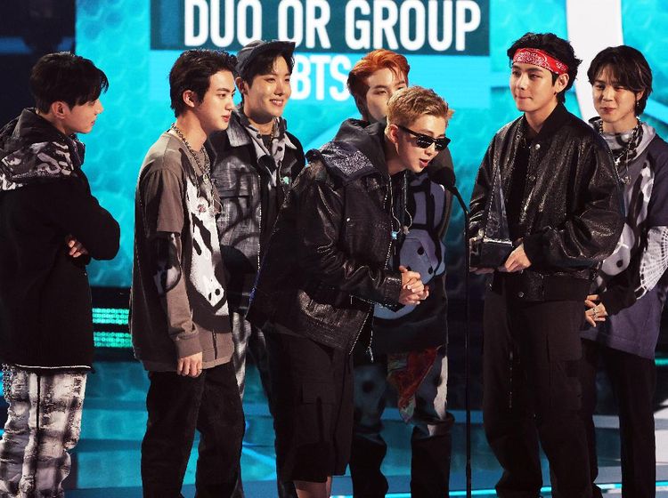 Terima Kasih ARMY! BTS Pegang Piala AMA 2021