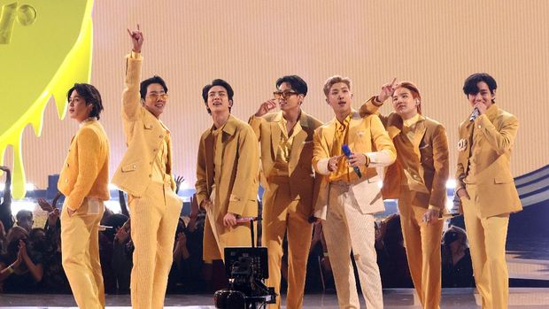 LOS ANGELES, CALIFORNIA - NOVEMBER 21: (L-R) Jimin, J-Hope, Jin, Jungkook, RM, Suga, and V of BTS perform onstage during the 2021 American Music Awards at Microsoft Theater on November 21, 2021 in Los Angeles, California. (Photo by Kevin Winter/Getty Images for MRC)