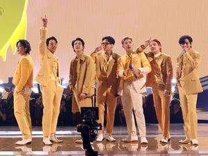 Pesona Tak Terbantahkan BTS saat Pamerkan 3 Piala AMA 2021