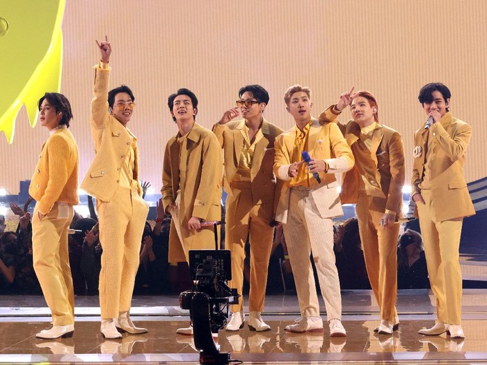 LOS ANGELES, CALIFORNIA - NOVEMBER 21: (L-R) Jimin, J-Hope, Jin, Jungkook, RM, Suga, and V of BTS perform onstage during the 2021 American Music Awards at Microsoft Theater on November 21, 2021 in Los Angeles, California. (Photo by Kevin Winter/Getty Images for MRC)