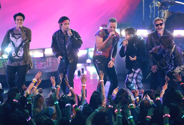 BTS dan Coldplay di American Music Awards (AMA) 2021 di Microsoft Theater, Los Angeles, California, pada Minggu (21/11/2021) waktu setempat.