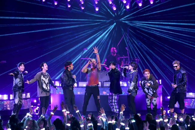 Untuk pertama kalinya, BTS menampilkan lagu kolaborasinya bersama Coldplay ‘My Universe’ di panggung AMAs 2021. Grup KPop yang telah mendunia itu juga membawakan lagu andalan mereka yang masuk dalam nominasi ‘Butter’. Foto: Getty Images for MRC/Kevin Winter