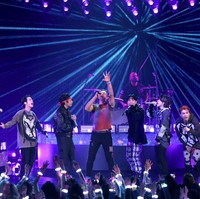 Untuk pertama kalinya, BTS menampilkan lagu kolaborasinya bersama Coldplay ‘My Universe’ di panggung AMAs 2021. Grup KPop yang telah mendunia itu juga membawakan lagu andalan mereka yang masuk dalam nominasi ‘Butter’. Foto: Getty Images for MRC/Kevin Winter
