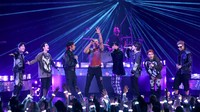 Ini memang baru pertama kali keduanya tampil di atas panggung. Namun Coldplay dan BTS sama-sama menunjukkan chemistry yang sangat baik. (Foto: Getty Images for MRC/Kevin Winter)