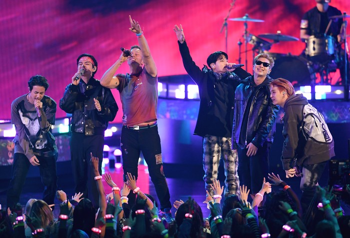BTS dan Coldplay BTS dan Coldplay di American Music Awards (AMA) 2021 di Microsoft Theater, Los Angeles, California, pada Minggu (21/11/2021) waktu setempat.