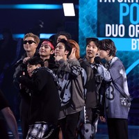 BTS pun berfoto bersama JoJo Siwa yang membacakan nominasi tersebut di atas panggung. Salah seorang penggemar bahkan menangkap momen V BTS merekam dirinya sebelum BTS diumumkan sebagai pemenang penghargaan ‘Favorite Pop Duo or Group’. Foto: Getty Images for MRC/Kevin Winter