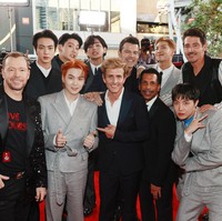 Para personel BTS berfoto bersama lima personel boyband New Kids on the Block sebelum memasuki venue acara AMAs 2021 yang diadakan di Microsoft Theather, Los Angeles, California. Foto: Getty Images for MRC/Matt Winkelmeyer