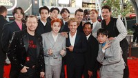 BTS juga sempat bercengkerama dengan para personel NKOTB. (Foto: Getty Images for MRC/Kevin Winter)  