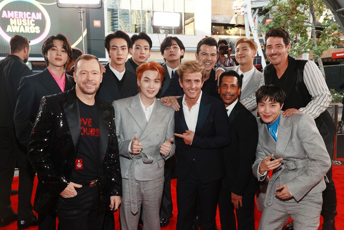 BTS dan NKOTB menghadiri American Music Awards (AMA) 2021 di Microsoft Theater, Los Angeles, California, pada Minggu (21/11/2021) waktu setempat.