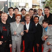 New Kids On The Block pun mengunggah fotonya bersama BTS di akun Twitter resmi. “Lihat siapa yang kami temui di red carpet #AMAs! Selamat atas semua kesuksesan kalian, BTS! Senang bertemu kalian ❤️” Foto: Getty Images for MRC/Matt Winkelmeyer