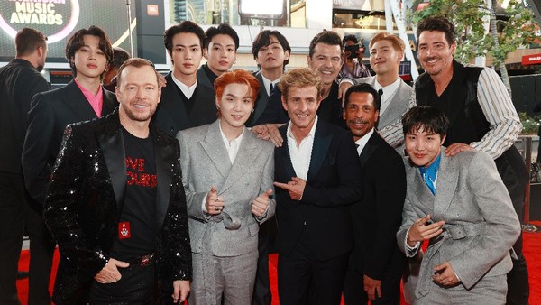 BTS dan NKOTB Akrab Banget di Karpet Merah AMA 2021