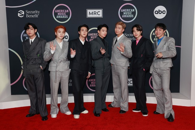 BTS menghadiri perhelatan American Music Awards 2021 pada Minggu (21/11/2021) waktu setempat. Para personel tampil mengenakan setelan bernuansa monokrom koleksi Louis Vuitton. Foto: Getty Images for MRC/Matt Winkelmeyer