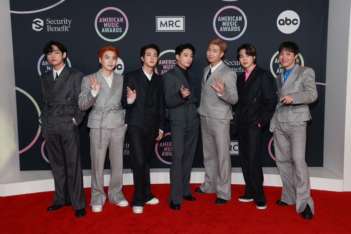 BTS menghadiri American Music Awards (AMA) 2021 di Microsoft Theater, Los Angeles, California, pada Minggu (21/11/2021) waktu setempat.
