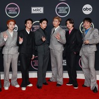 BTS menghadiri perhelatan American Music Awards 2021 pada Minggu (21/11/2021) waktu setempat. Para personel tampil mengenakan setelan bernuansa monokrom koleksi Louis Vuitton. Foto: Getty Images for MRC/Matt Winkelmeyer
