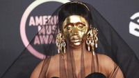 Cardi B melengkapi penampilannya dengan anting emas panjang dengan motif Eye of Horus. (Foto: Getty Images for MRC/Matt Winkelmeyer) 
