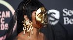 Topeng Emas Cardi B Si Bodak Yellow di Karpet Merah AMA 2021