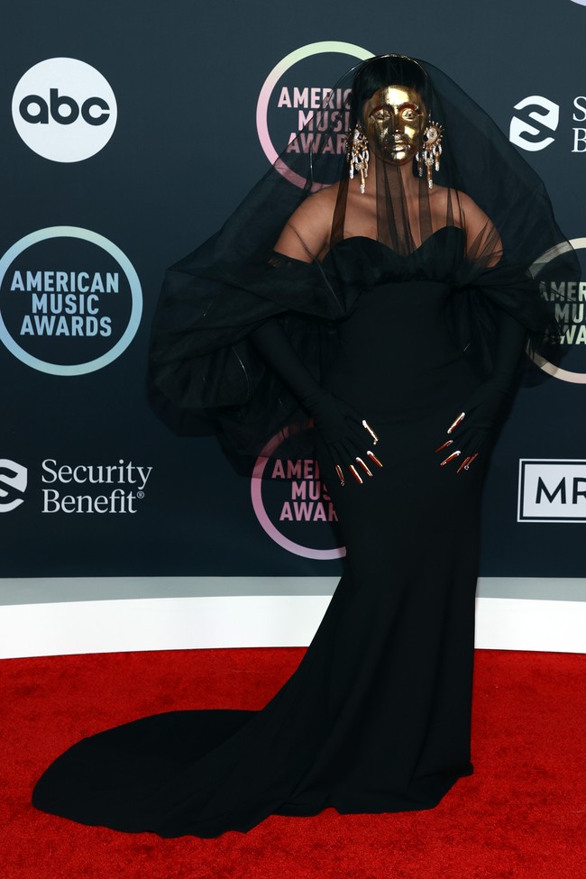 Hampir tak dikenali, Cardi B membawa drama di karpet merah. Rapper yang juga host AMAs itu muncul dalam balutan gaun hitam Schiaparelli lengkap dengan topeng emas. (Foto: Getty Images for MRC/Matt Winkelmeyer)