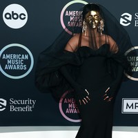 Hampir tak dikenali, Cardi B membawa drama di karpet merah. Rapper yang juga host AMAs itu muncul dalam balutan gaun hitam Schiaparelli lengkap dengan topeng emas. (Foto: Getty Images for MRC/Matt Winkelmeyer)