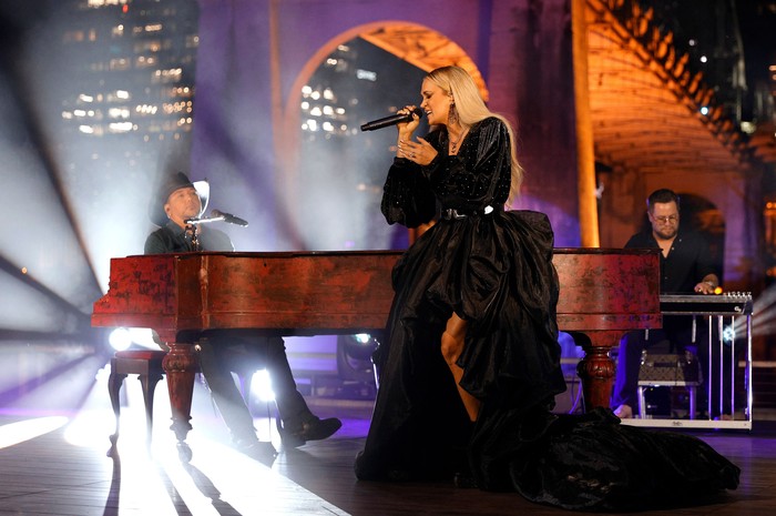 Jason Aldean dan Carrie Underwood tampil di panggung dari Nashville, Tennessee untuk American Music Awards 2021, Minggu (21/11/2021).