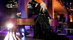 Soulful! Carrie Underwood Sang Penyanyi Country Favorit di AMA 2021