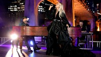 Carrie Underwood bawa pulang piala Favorite Female Country Artist di ajang ini. (Foto: Getty Images for MRC/Jason Kempin) 