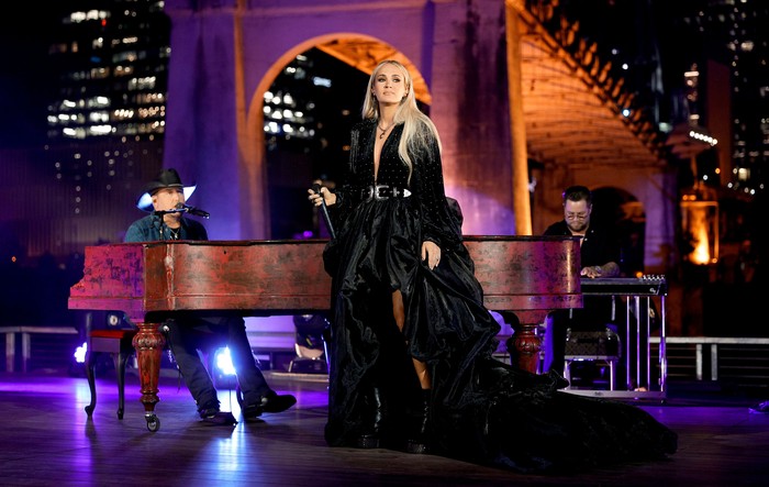 Jason Aldean dan Carrie Underwood tampil di panggung dari Nashville, Tennessee untuk American Music Awards 2021, Minggu (21/11/2021).