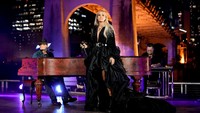 Carrie Underwood tak terbang ke Los Angeles buat penampilannya di AMA 2021. (Foto: Getty Images for MRC/Jason Kempin) 