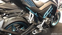 Dari samping, tampak desain serta shroud-nya yang cukup agresif. Selain itu terlihat CF Moto menyematkan knalpot model underbelly ke 250NK. Spakbor belakang pun dipindah menjadi mud guard yang menempel dengan lengan ayunnya, sehingga membuat area kaki-kaki belakang sangat terekspose. Foto: Muhammad Hafizh Gemilang