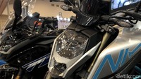 Dari depan, lampu utamanya tampak menyerupai desain lampu utama BMW F900R yang baru. Penggunaan sok model upside down di 250NK ini membuat tampak depannya sangat berotot dan padat. Foto: Muhammad Hafizh Gemilang
