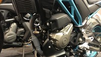 Dari laman resmi CF Moto Global, mesin yang ditanamkan mereka ke 250NK ini adalah mesin DOHC satu silinder yang berkapasitas 249 cc. Mesinnya ini diklaim mampu mengeluarkan tenaga sekitar 26,14 HP di 9.200 RPM dan torsi 22 Nm di 7.300 RPM. Menariknya, di atas kertas motor ini punya bobot hanya 151 kg yang membuatnya cukup baik secara power-to-weight ratio. Foto: Muhammad Hafizh Gemilang