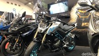 Motor yang hadir dengan gaya naked modern ini, dari gayanya, mirip dengan motor naked asal Austria, KTM Duke 250. Belum lagi, CF Moto juga membenamkan mesin 250 cc satu silinder ke 250NK ini. Namun sebelum bahas mesinnya, lihat dulu tampilannya. 250NK ini hadir dengan bahasa desain yang serba meruncing dan banyak hint desain motor lain. Foto: Muhammad Hafizh Gemilang