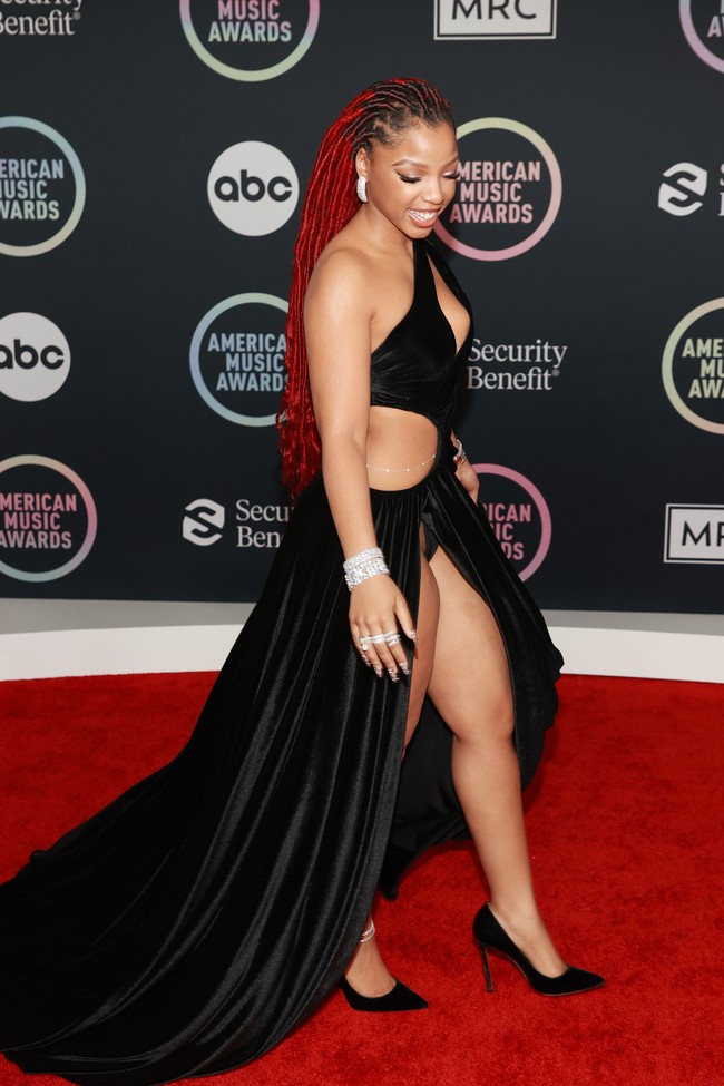 Kakak Halle, Chloe, juga tak kalah seksi. Ia mengenakan gaun hitam penuh detail cut-out dari label Juliandakdouk. (Foto: Getty Images for MRC/Matt Winkelmeyer)