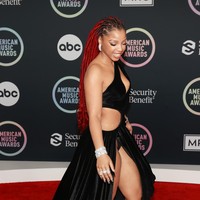 Kakak Halle, Chloe, juga tak kalah seksi. Ia mengenakan gaun hitam penuh detail cut-out dari label Juliandakdouk. (Foto: Getty Images for MRC/Matt Winkelmeyer)