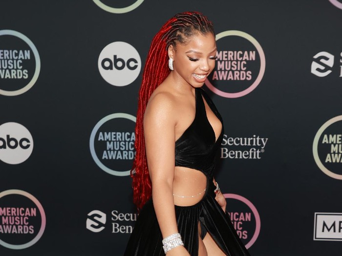 LOS ANGELES, CALIFORNIA - NOVEMBER 21: Chlöe attends the 2021 American Music Awards at Microsoft Theater on November 21, 2021 in Los Angeles, California. (Photo by Matt Winkelmeyer/Getty Images for MRC )