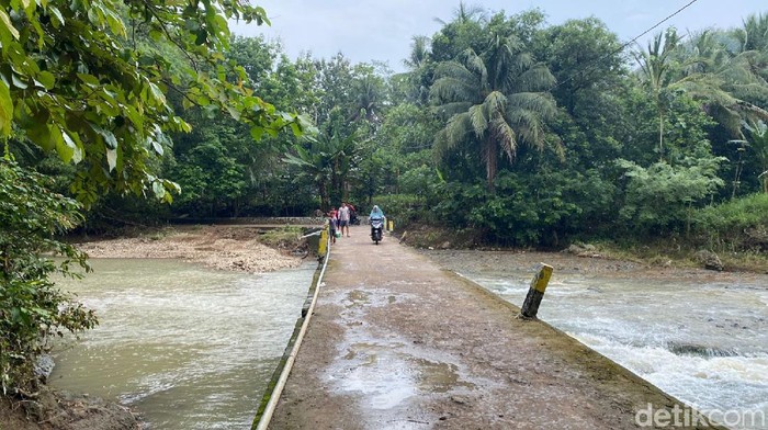 Crossway di Pedukuhan Kedungwanglu, Kalurahan Banyusoco, Kapanewon Playen, Kabupaten Gunungkidul yang terendam air setiap hujan deras. Hal itu membuat akses warga setempat terganggu.