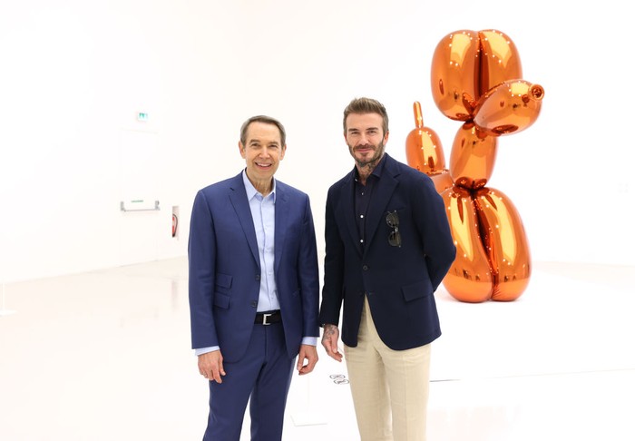 David Beckham Kepincut Patung Tiup Jeff Koons DOHA, QATAR - NOVEMBER 20: Jeff Koons leads David Beckham on a tour of his exhibition βLost in Americaβ on November 20, 2021 at Qatar Museums Gallery ALRIWAQ in Doha, Qatar. The exhibition opens as part of #QatarCreates, a cultural celebration connecting the fields of art, fashion, and design through a diverse program of exhibitions, awards, public talks, and special events, all taking place in the heart of Doha. (Photo by Cindy Ord/Getty Images for Qatar Museums)