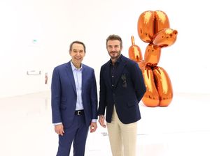 David Beckham Kepincut Patung Tiup Jeff Koons