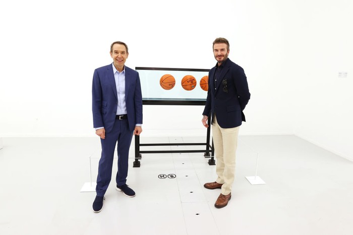 David Beckham Kepincut Patung Tiup Jeff Koons DOHA, QATAR - NOVEMBER 20: Jeff Koons leads David Beckham on a tour of his exhibition βLost in Americaβ on November 20, 2021 at Qatar Museums Gallery ALRIWAQ in Doha, Qatar. The exhibition opens as part of #QatarCreates, a cultural celebration connecting the fields of art, fashion, and design through a diverse program of exhibitions, awards, public talks, and special events, all taking place in the heart of Doha. (Photo by Cindy Ord/Getty Images for Qatar Museums)