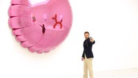 Jeff Koons yang juga dikenal sebagai salah satu seniman terkaya di dunia itu memimpin tur pameran dan menjelaskannya langsung kepada suami dari Victoria Beckham.  Foto: Getty Images for Qatar Museums/Cindy Ord