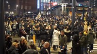 Protes menentang pembatasan COVID-19 berlanjut di Belanda untuk hari ketiga secara berturut-turut pada Minggu (21/11). Polisi mengeluarkan perintah darurat di Enschede, kota dekat perbatasan Jerman. (Media TV Rotterdam via AP)