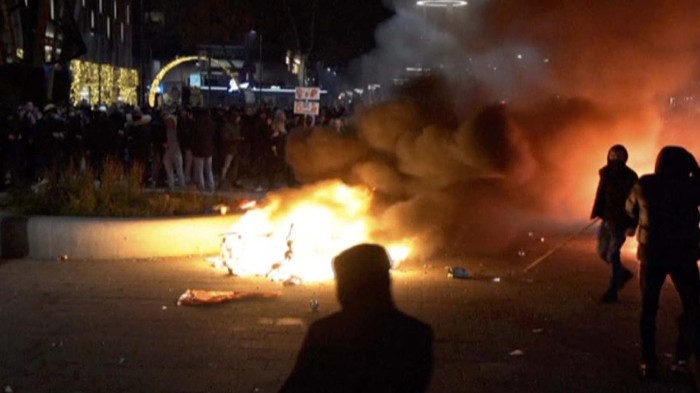 Demo Anti-Lockdown Berakhir Rusuh di Belanda Demo memprotes pembatasan virus Corona (COVID-19) di Rotterdam, Belanda, berlangsung rusuh, Sabtu (20/11) lalu. Sebanyak 48 orang ditangkap dalam kerusuhan tersebut.