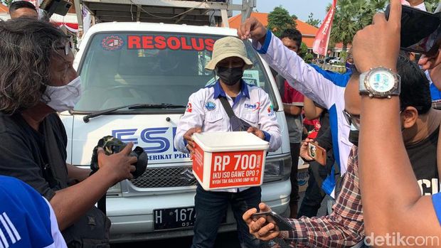 demo buruh di surabaya
