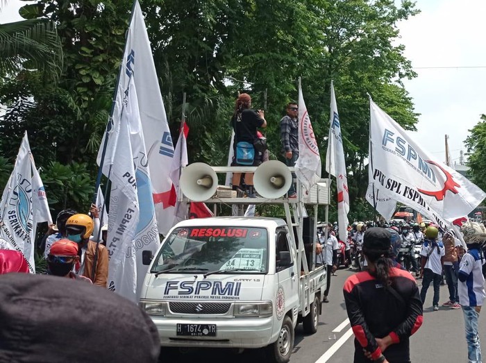 Demo Buruh Tolak UMP Jatim Tahun 2022, Jalanan di Tengah Kota Surabaya Macet