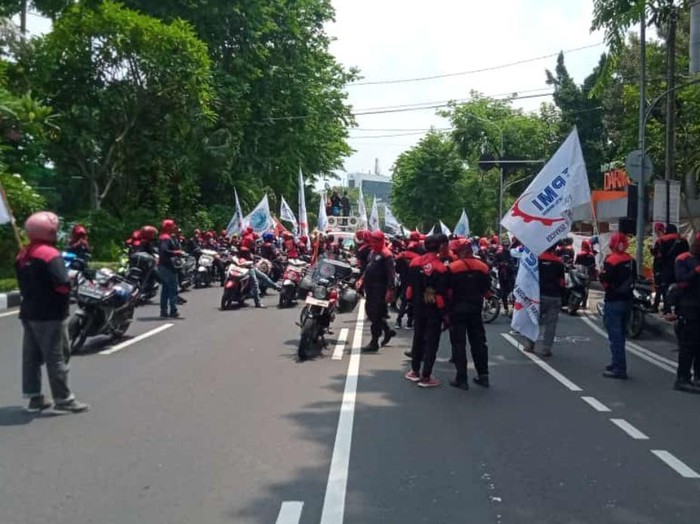 Demo Buruh Tolak UMP Jatim Tahun 2022, Jalanan di Tengah Kota Surabaya Macet