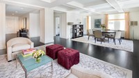 Selanjutnya ada The Mark Penthouse di The Mark Hotel di New York. Dalam semalam, tamu harus mengeluarkan uang sebesar USD 75.000 atau sekitar Rp 1 M. (The Mark Penthouse at The Mark Hotel)
