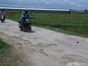 Hati-hati Lur! Banyak Ranjau Lubang di Jalan Kudus-Pati Ini