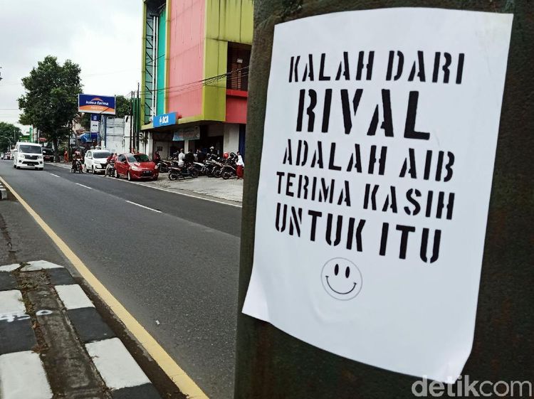 Desakan Pelatih Persis Solo Mundur Menguat di Jalanan