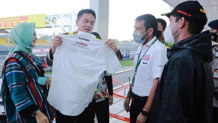 Spesialis keamanan dari Dorna Sports, Fernando Arandiga mengapresiasi sistem pengamanan WSBK di Mandalika, NTB. Hatl itu disampaikan saat bertemu Kapolda NTB.