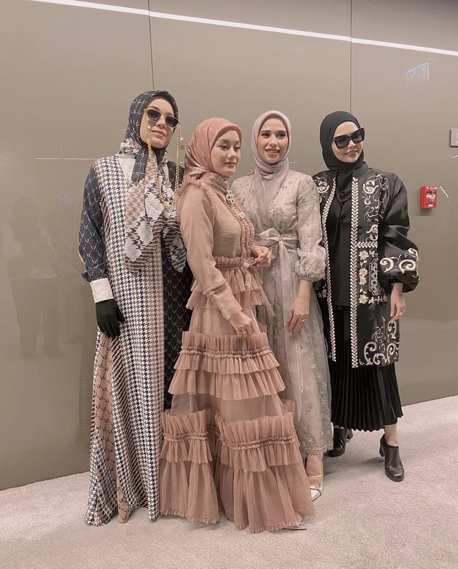 Dubai Modest Fashion Week diselenggarakan oleh Think Fashion, pencipta dan pelopor konsep modest fashion week yang terkenal. Modest Fashion Weeks didedikasikan untuk industri modest fashion dengan mengumpulkan lebih dari 40 negara, 300+ desainer dan merek, 500+ influencer, 100+ pembeli dan pakar industri lainnya. Foto: Dok. Instagram @khanaanshamlan.